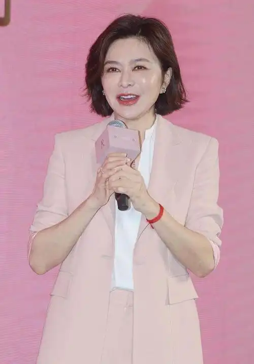 59岁关之琳太会保养剪短发穿西装时髦又气质肌肤紧实没赘肉