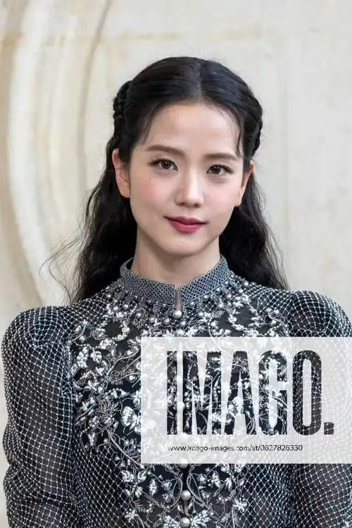 金智秀巴黎大秀造型