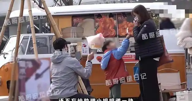 吴奇隆带儿子买棉花糖父子俩互动画面温馨好有爱