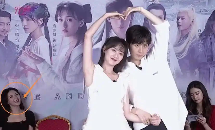 原以为剧中袁冰妍和成毅够甜,直到看见他们线下互动,姨母笑不停_手机