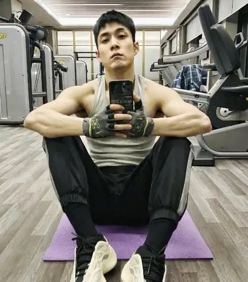 海边晒黑只是一时的,只要不晒伤就没有关系,韩东君一身的肌肉,身材是