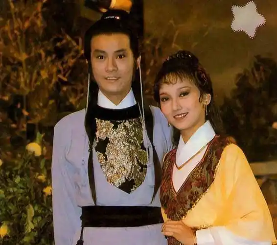 《楚留香传奇》郑少秋与赵雅芝合影更因为这部戏是台电视台为了庆祝三