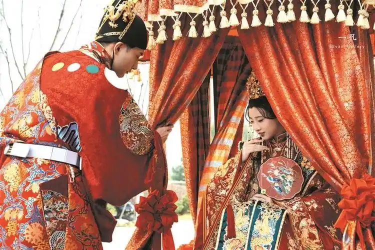 "国潮"正当红|国潮风尚闪耀婚礼殿堂 凤冠霞帔赴一场"中式浪漫"