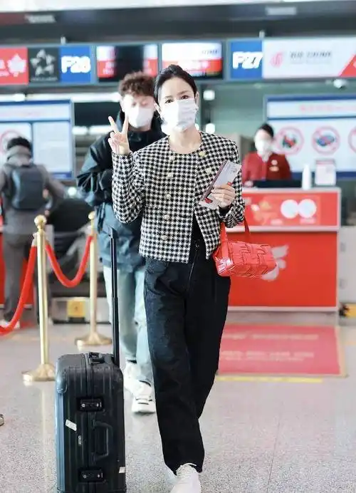 佟丽娅现身机场,千鸟格外套搭休闲裤,知性优雅很时髦!_造型_气质_身材