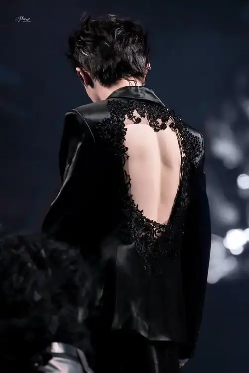 马嘉祺爱心露背拖尾礼服##马嘉祺叁重楼暨出道四周年演唱会