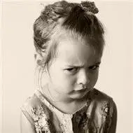 撅嘴小女孩头像超萌高清欧美可爱小女孩头像图片