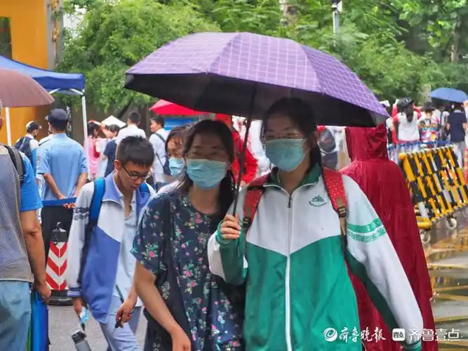 孩子们顶着校服或者是书包往外走嘻嘻哈哈.