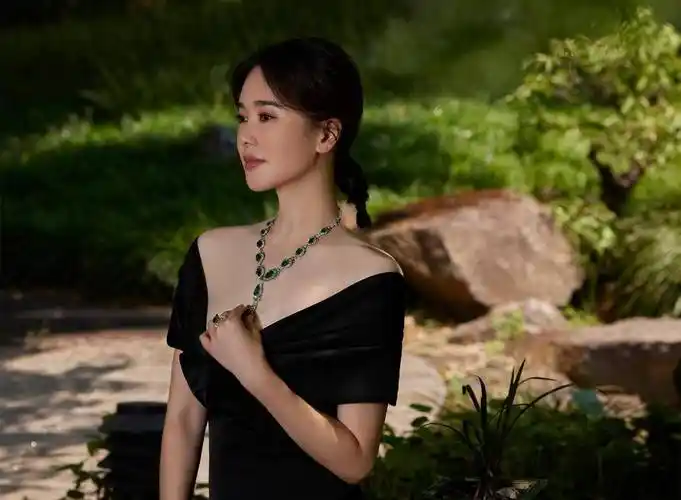 左小青终于肯秀身材了!