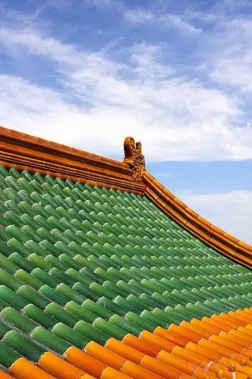 故宫宫殿屋顶上的绿色黄色琉璃瓦与鸱吻