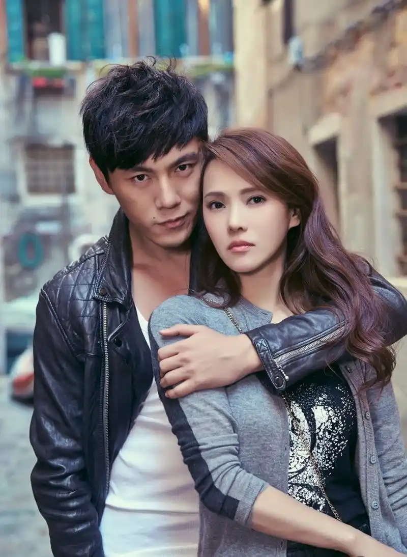 当年,毫无名气的秦昊爱上了存款千万,豪宅两套的伊能静时,有人冷嘲:就