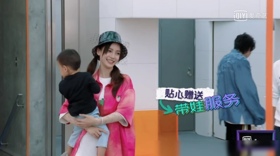 杨颖主动要抱顾客的小宝宝,谁注意她抱娃的姿势,绝对的称职妈妈!