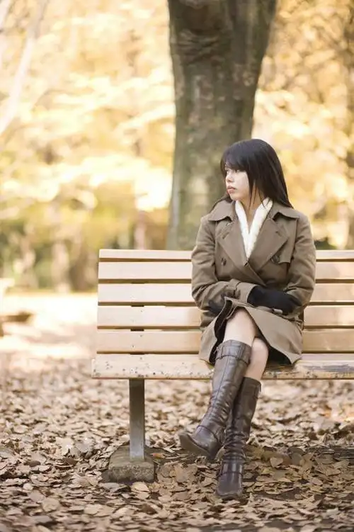 东方人,一个人,坐,竖图,室外,白天,正面,植物,叶子,椅子,亚洲,仅一个