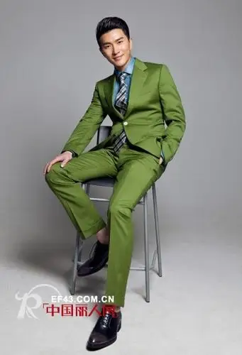 春季少不了绿色 学陆昱霖亮绿色西装搭配