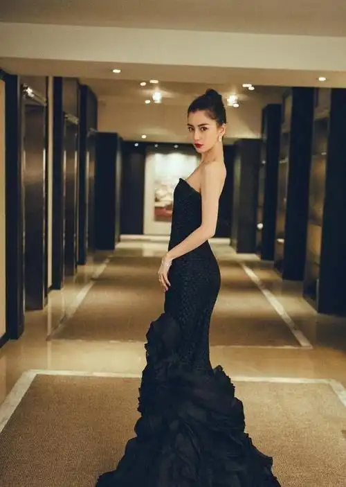 angelababy出席时尚先生盛典,简洁黑色礼服裙,低调奢华女王范|杨颖