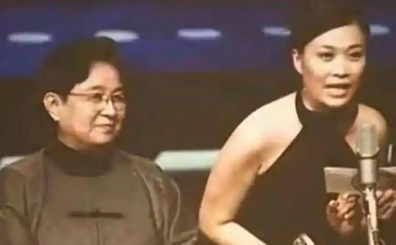 那英:父亲和溥仪合照,正经的"皇亲国戚",她到底是何身份背景