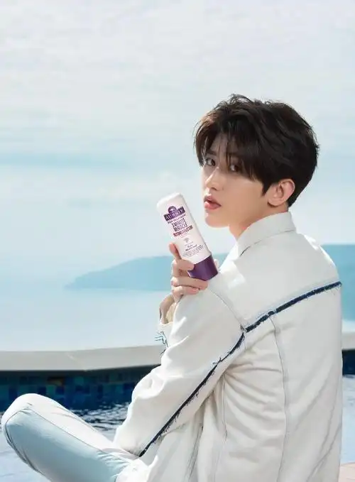 蔡徐坤绝美高清图大放送 每一张都是画报级别的帅气迷人