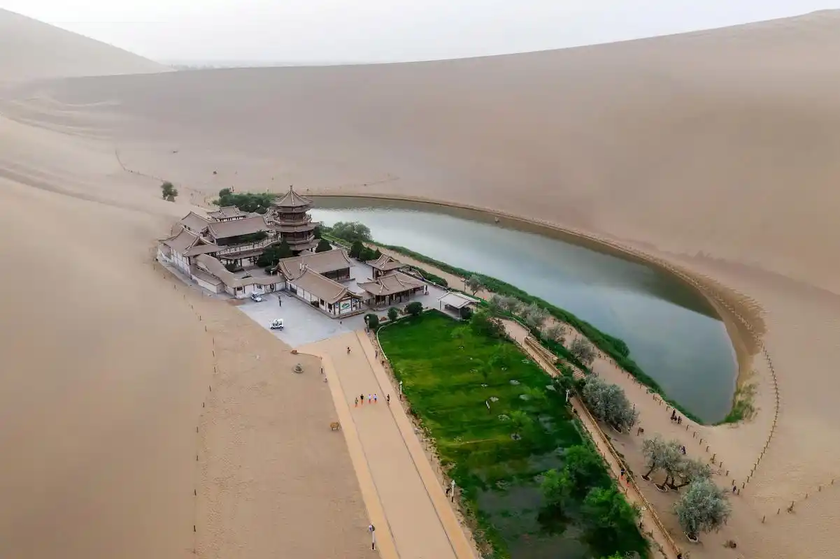 而在这个城市的边缘,隐藏着一个神秘而迷人的景点,那就是敦煌大月牙湖