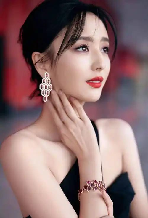 佟丽娅逆袭记:当梦想遇上坚持,会产生怎样的火花?_成为了_故事_挑战