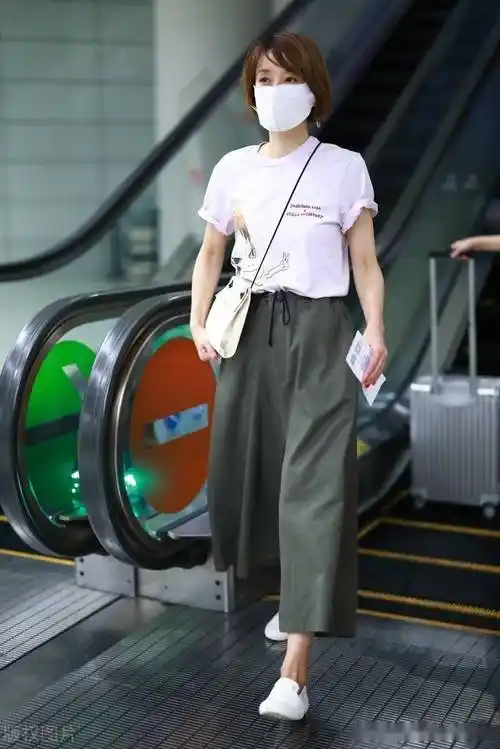 2021年9月25日,马伊琍机场街拍.穿白色t恤,绿色阔腿裤随性自在.