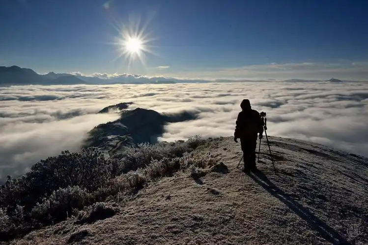 高山之巅云蒸霞蔚