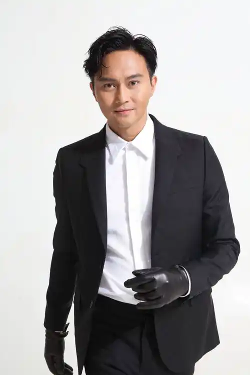 52岁张智霖被偶遇!