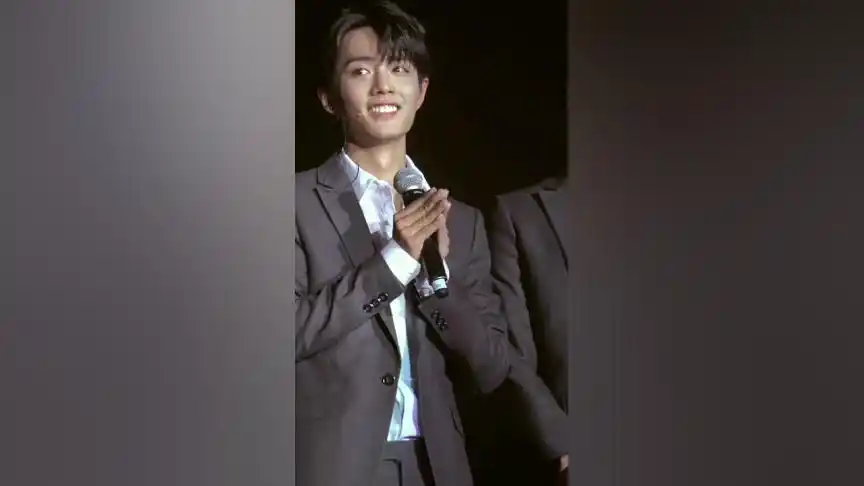 【请善待那双手合十 深深鞠躬的男孩 肖战】