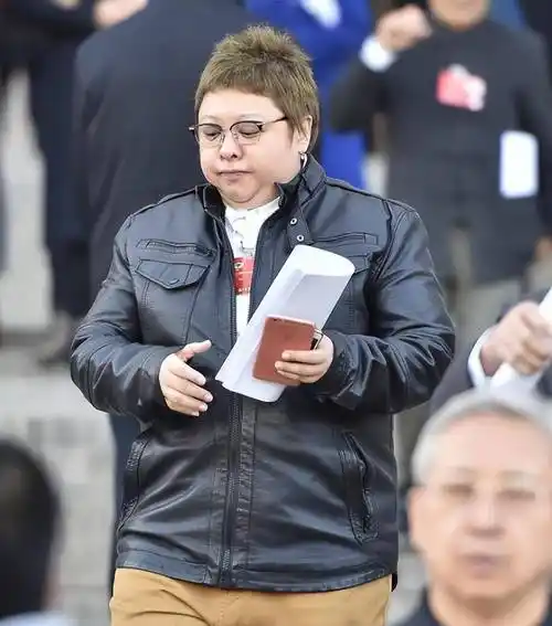 韩红瘦出曲线像换了个人!穿铆钉外套尖下巴抢镜