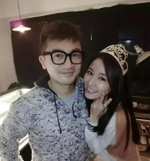 据媒体称,苏有朋是为了保护爱妻amy而一直没敢公开两人的关系,但是圈