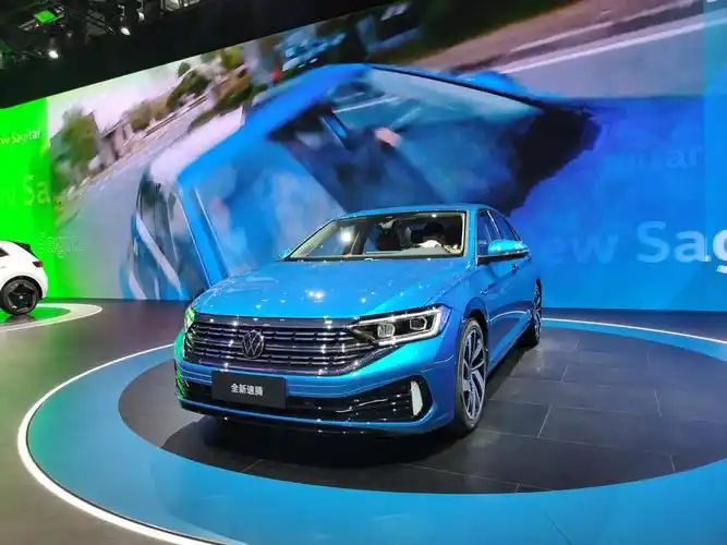 作为中期改款车型,新速腾的整体造型基本与现款无异,外观上的改变主要