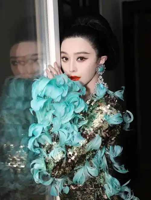 范冰冰巴黎第三站新造型绝美!