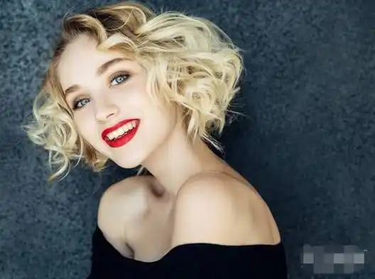 相比日系发型,韩系扎发偏向温婉淑女,搭配各类发饰能突显不同的气质.