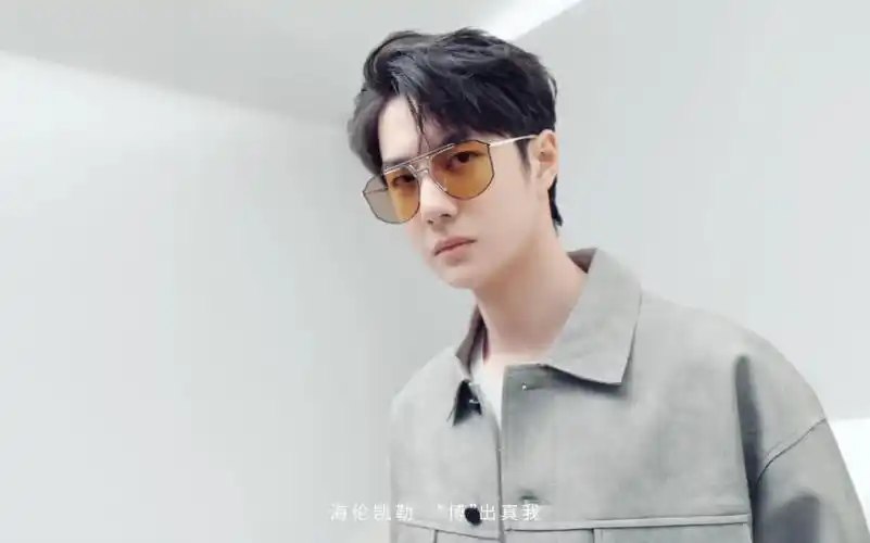 『王一博』海伦凯勒眼镜最新广告!戴眼镜的一博酷酷的!