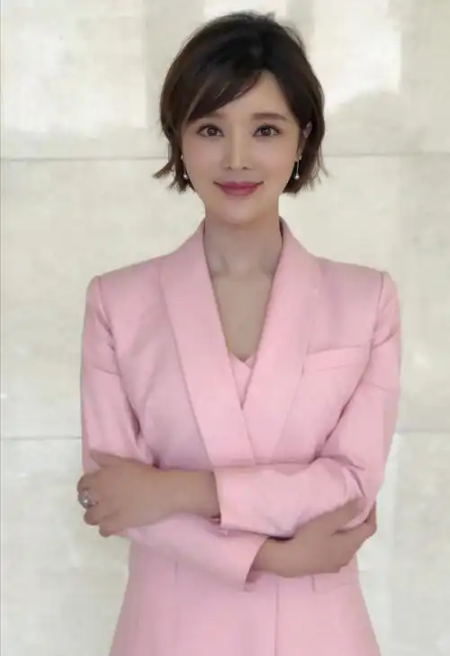 央视美女主持人胡蝶二胎产后首亮相脸部浮肿身材胖了一圈