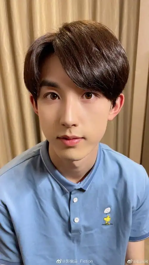 郭俊辰超话晒出最新自拍~ 身穿蓝色短袖衬衫出镜,对镜嘟嘴搞怪分外