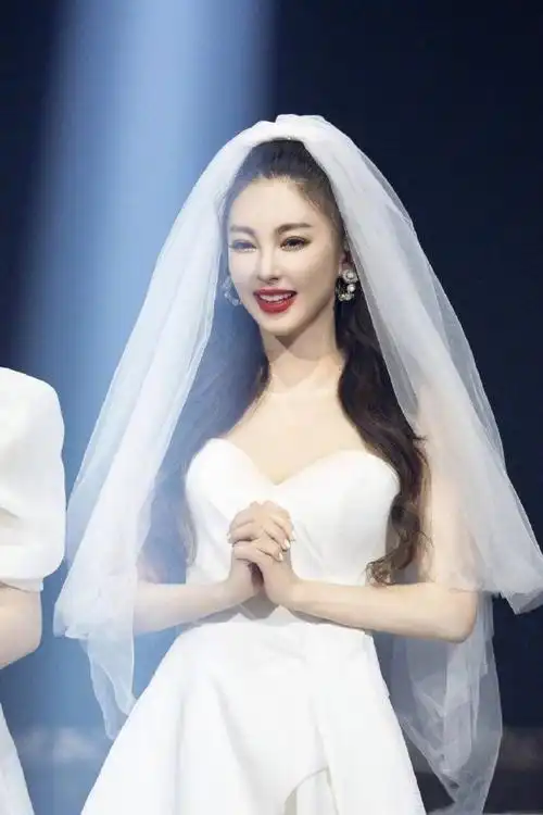 张雨绮四年还没找到排队的人##张雨绮乘风破浪的姐姐婚纱照