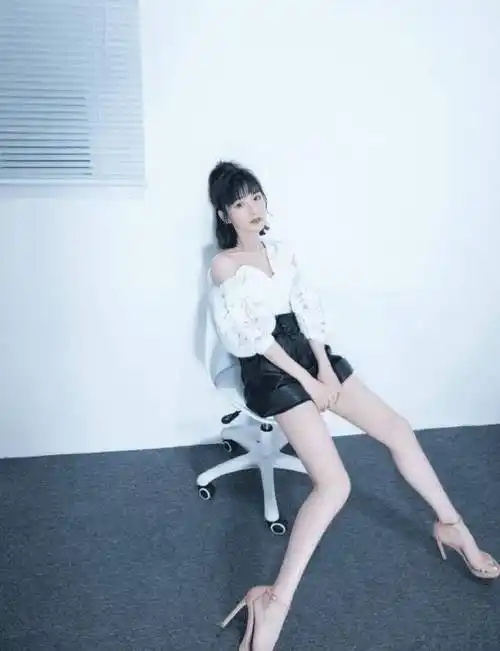 毛晓彤的"蝴蝶坐"火爆全网,两腿间无一丝缝隙,体重过百可学不来_时尚