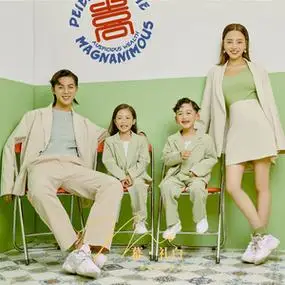 影楼新款亲子装一家四口主题拍照摄影西装糖果色全家福艺术照