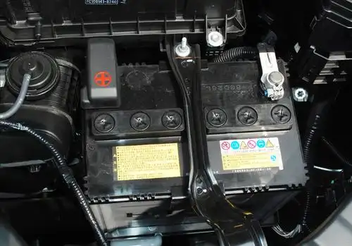 丰田汉兰达电瓶拆装及更换方法:1,首先汉兰达打开蓄电池的地方.