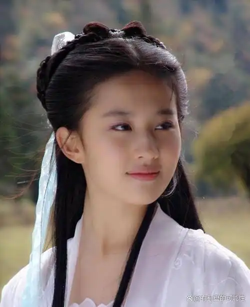 她在《仙剑奇侠传》中扮演灵儿,在《天龙八部》中扮演王语嫣,在《神雕