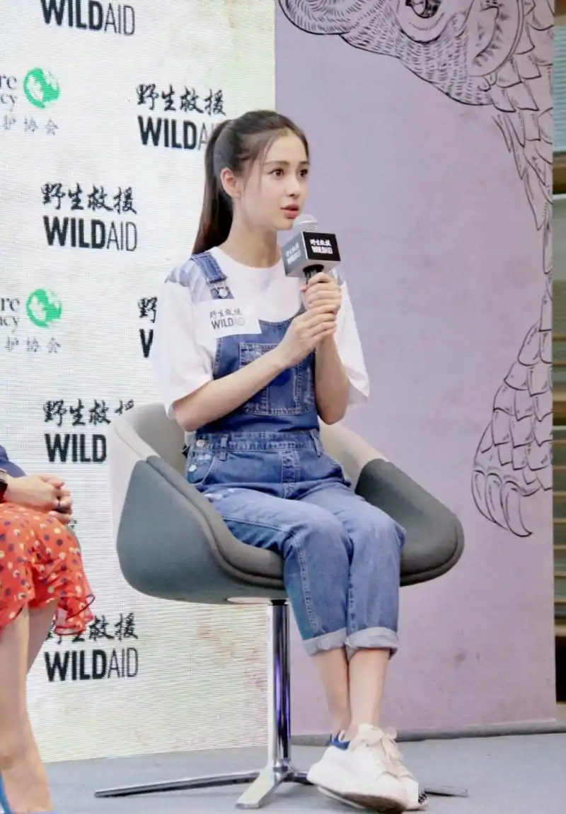 杨颖身穿牛仔背带裤,少女感十足!