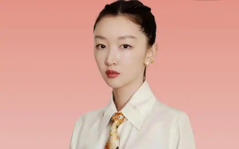 周冬雨怎么也没想到,被一张照片撕开遮羞布,单纯人设保不住了