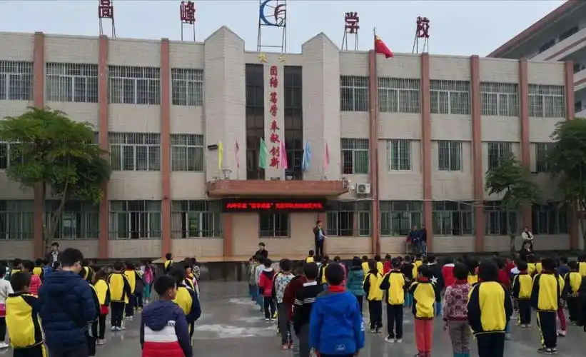 2019年3月28日,高峰学校隆重举行"善孝感恩"实践评比活动颁奖典礼.