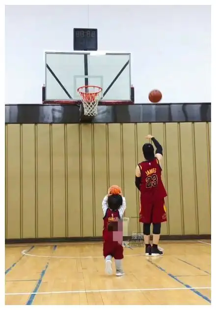 杨颖晒亲子照3岁小海绵身高惊人长腿抢镜与黄晓明越长越像