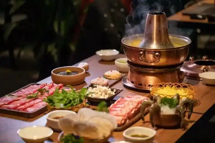 此前,故宫角楼餐厅奉旨开张,"朕的火锅"系列重磅首推慈禧的万寿菊花