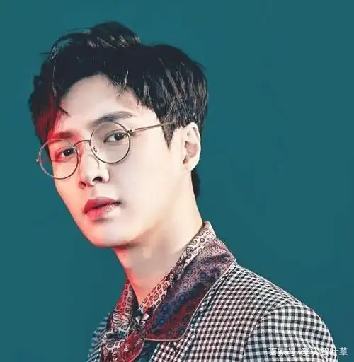 男明星的"眼镜杀",千玺撩人,张艺兴迷人,而他最撩人
