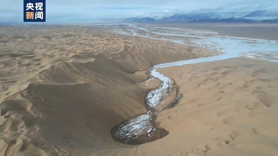 在新疆巴州阿尔金山国家级自然保护区,汩汩涌出的泉水形成沙子河.