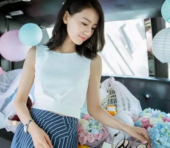 早在滕华涛的资助下,高圆圆拍了许多广告,其中就包括清嘴含片广告,让