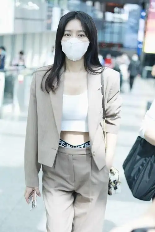 秦岚带火了一种女大佬穿搭:牛仔外套 五分裤 乐福鞋,时髦又洋气