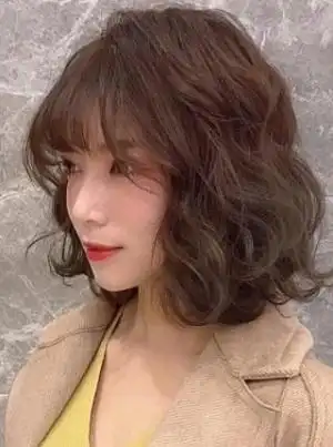 这款头发的长度是到锁骨位置的,2022年春夏都很流行的短发长度,之后