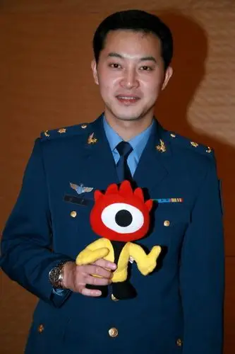 图文福布斯中国名人慈善盛典沙溢军装亮相